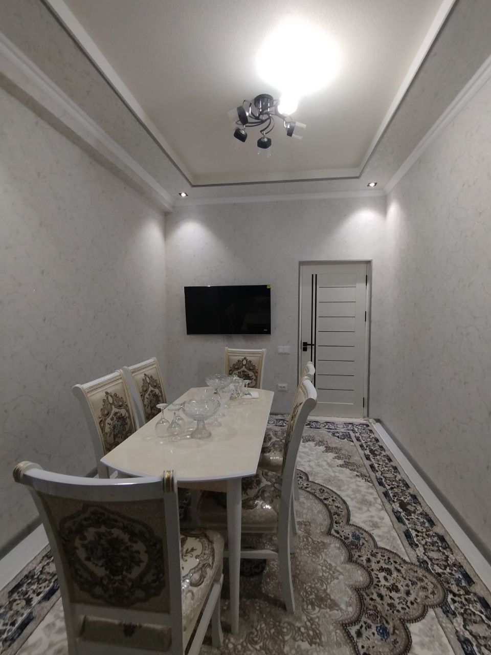 Choshtepada metroni oldida ijaraga kv 2 xona