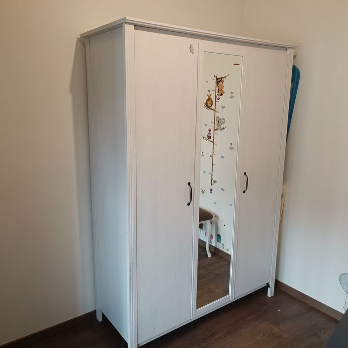 Трикрилен гардероб