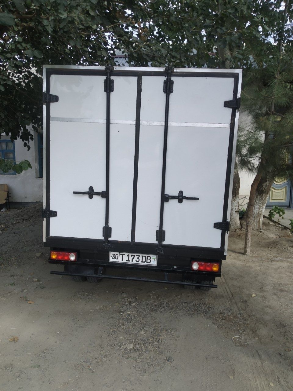 Ford transit sotiladi