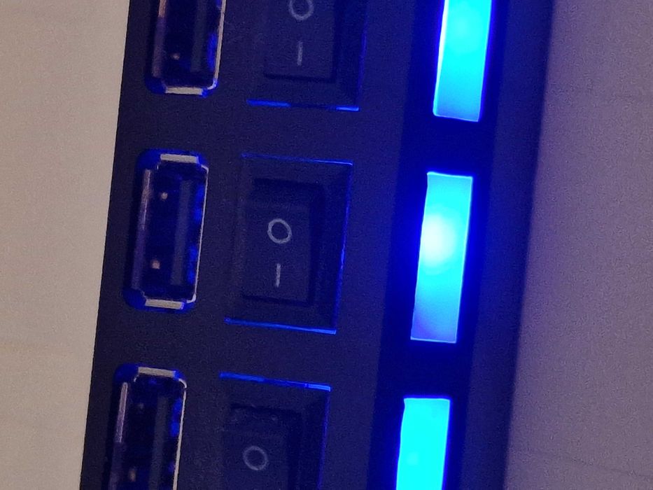 Hub USB cu 8 porturi si întrerupător