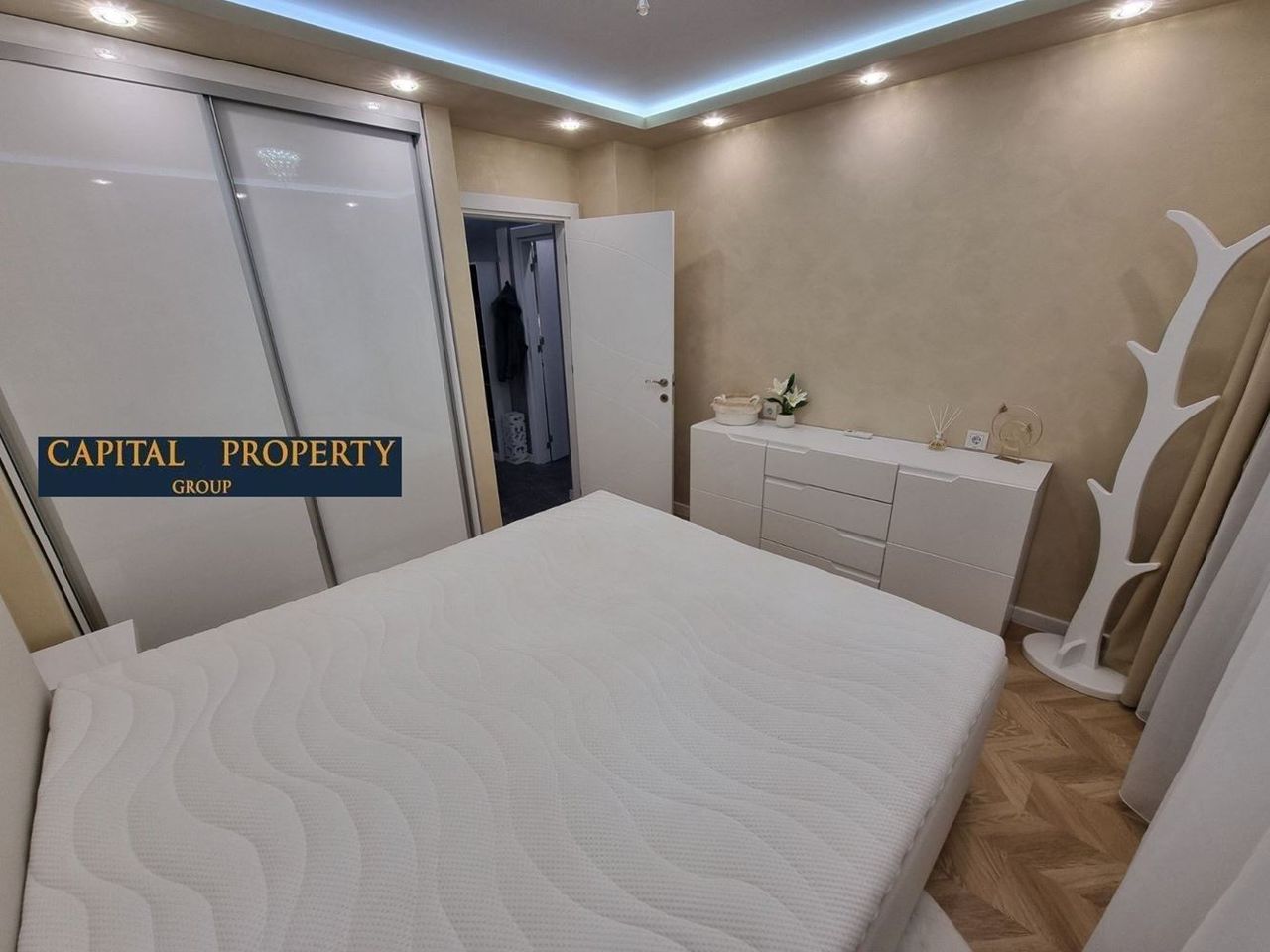 Дава се под наем Двустаен апартамент в Варна, Бизнес хотел - 65 кв.м за 615 € - Снимка #4