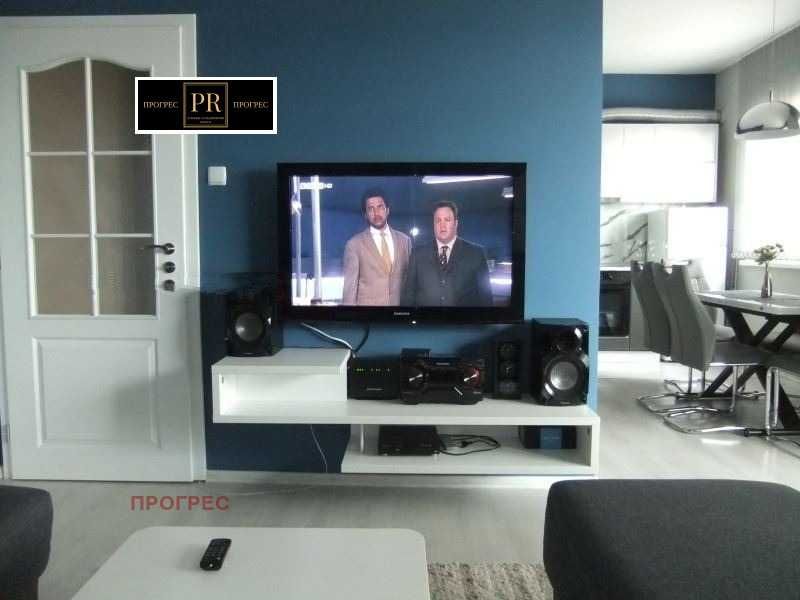 Телевизор Samsung PLAZMA 42 инча с стойка за стена