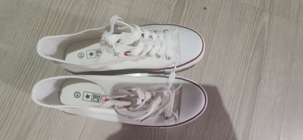 Vand tenis noi ,comozi
