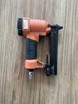Pistol pneumatic pentru cuie micro