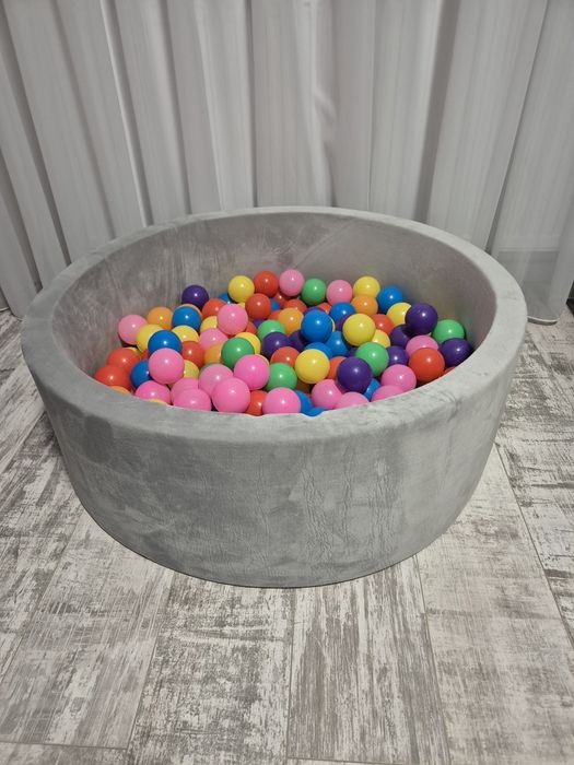 Piscina din burete pentru copii cu bile