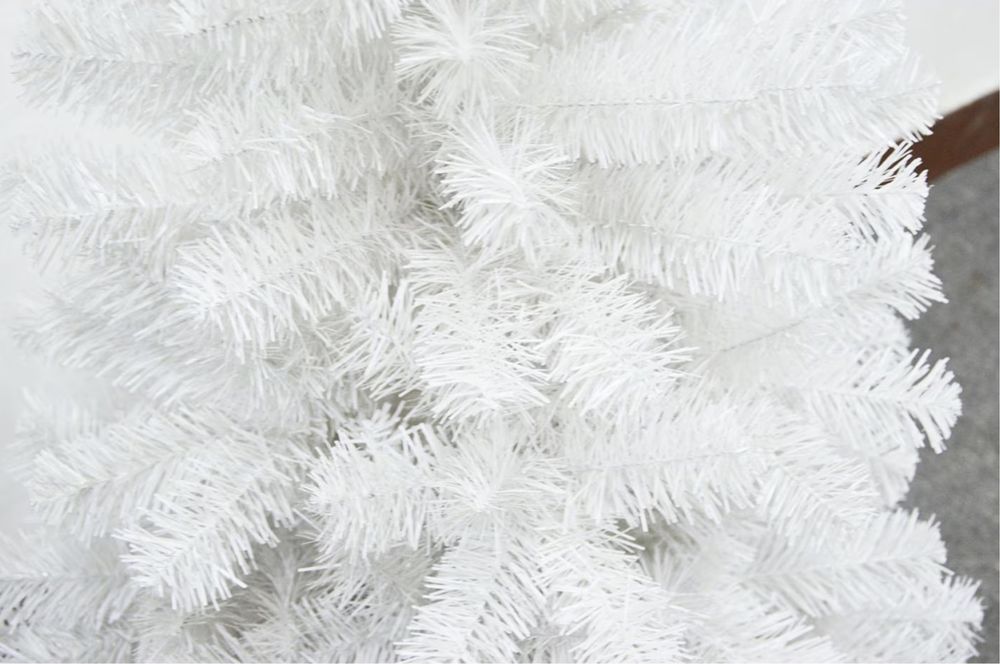 Коледна Снежно бяла или зелена елха с шишарки + пласмасова стойка