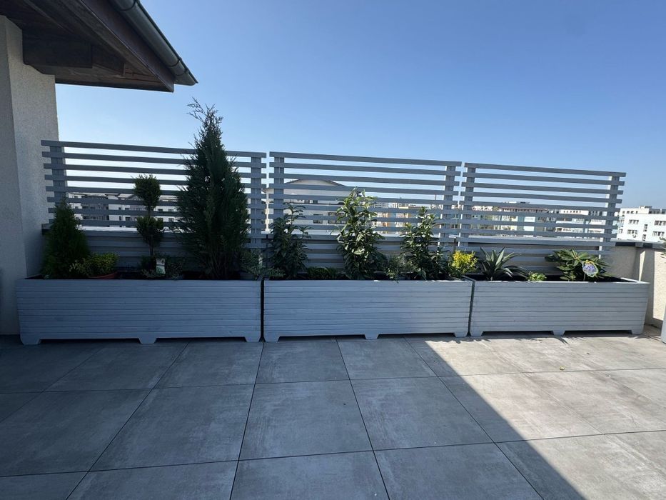 Jardiniere cu spalier la comanda