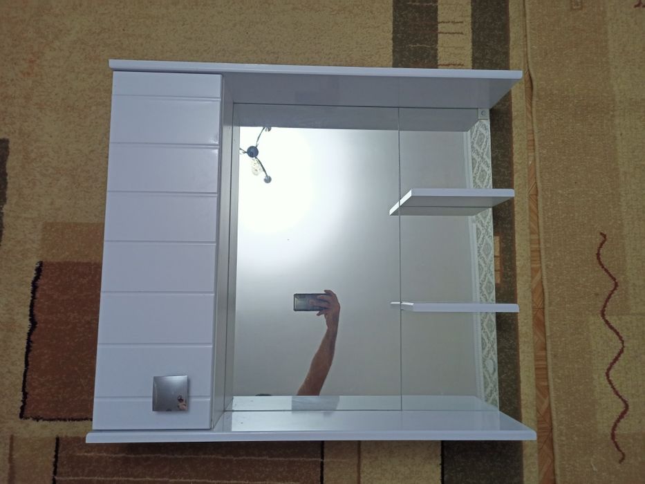 Продам зеркало с полками