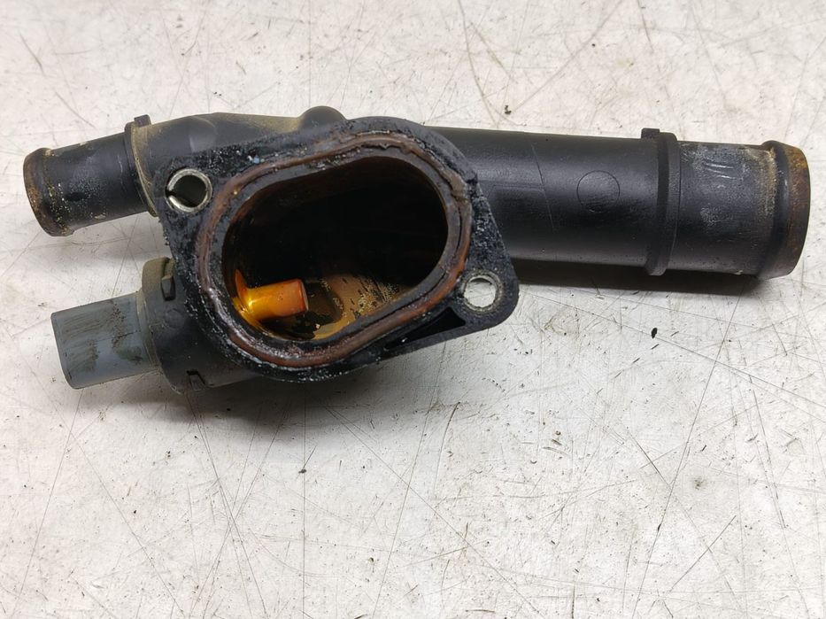 Carcasa termostat 2.0 tdi BKD CBAB BKD 03g121132b Volkswagen VW Toura