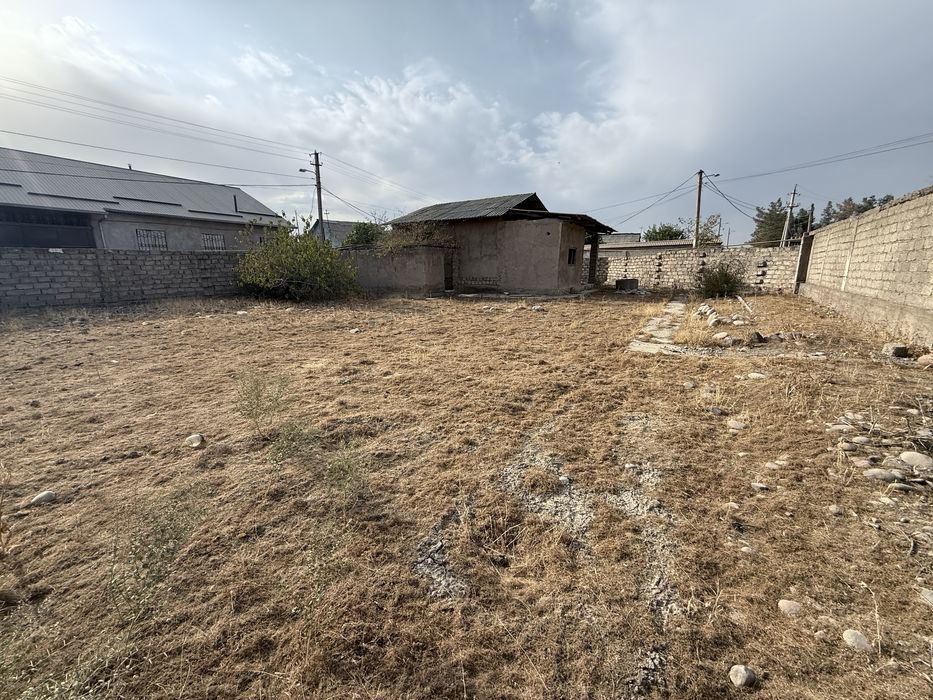 Янги узбекистон!! Продается земля 8 соток с трех сторон есть дорога