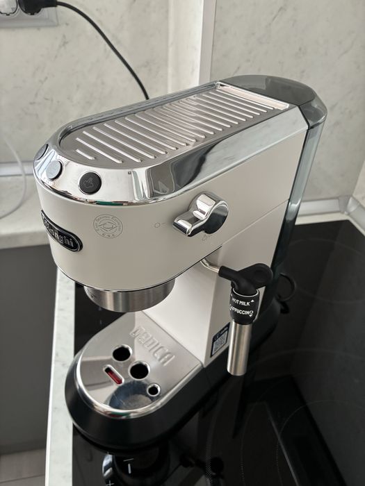 Кафемашина DeLonghi EC685.W DEDICA
