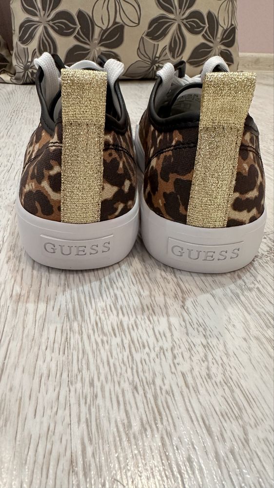 Нови дамски кецове Guess