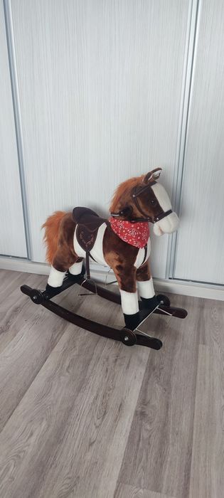 Căluț balansoar cu roți