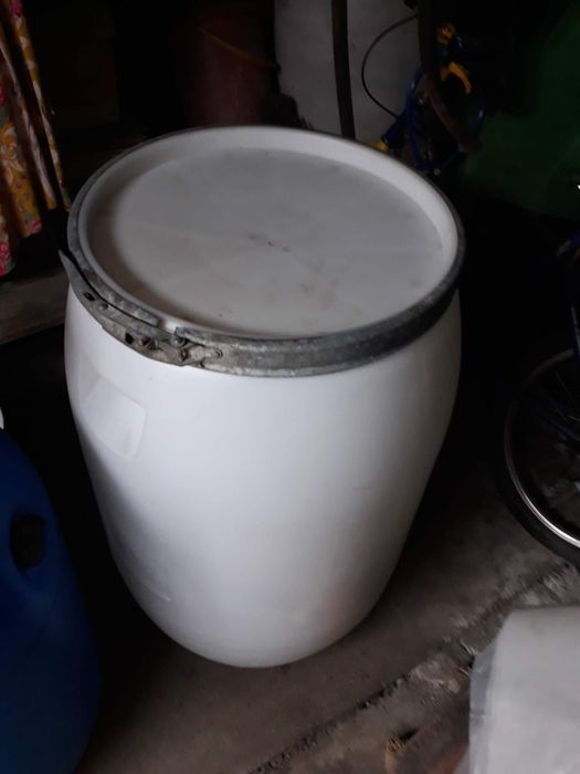 Vând borcane mari și mici