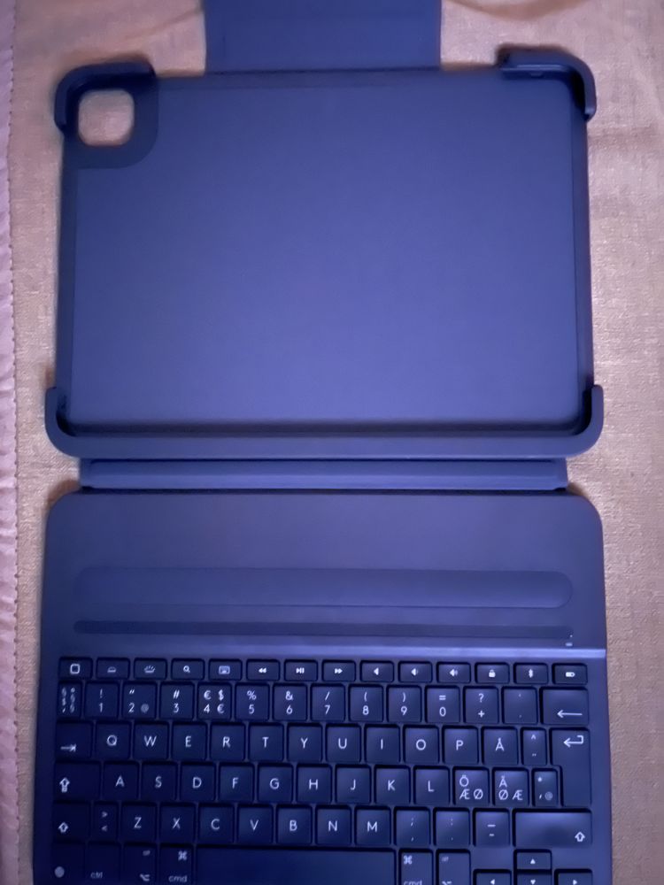 Husa cu tastatura Ipad 11” Pro inclusiv Generatia 4