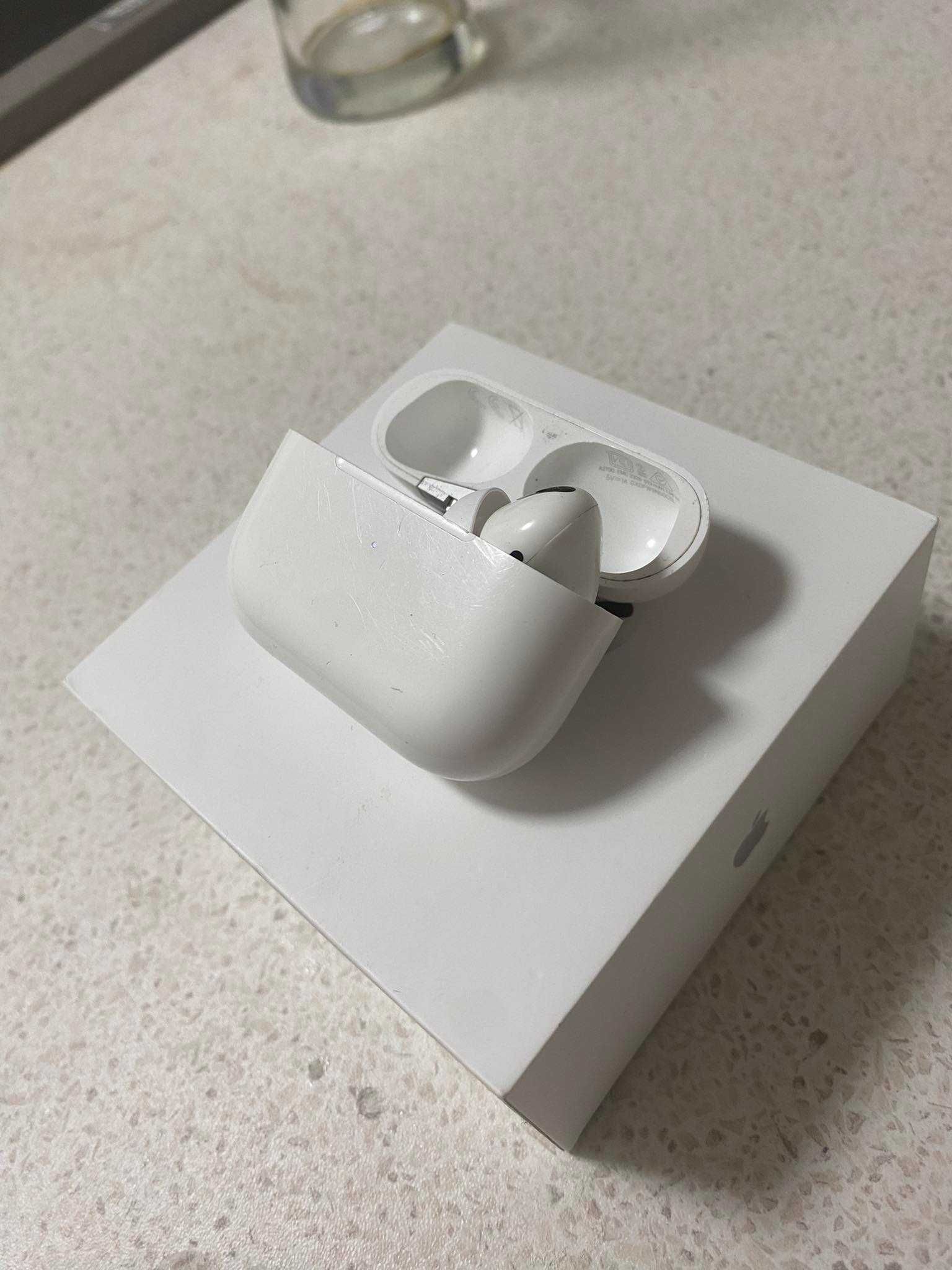 air pods pro първа  генерация (само дясна слушалка)