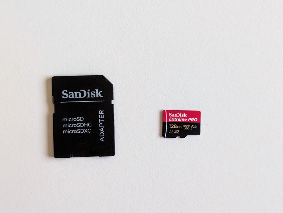 Nikon D5200 + Obiectiv Nikkor AF-S 50 mm f1.4 + 3 baterii + SD 128 GB