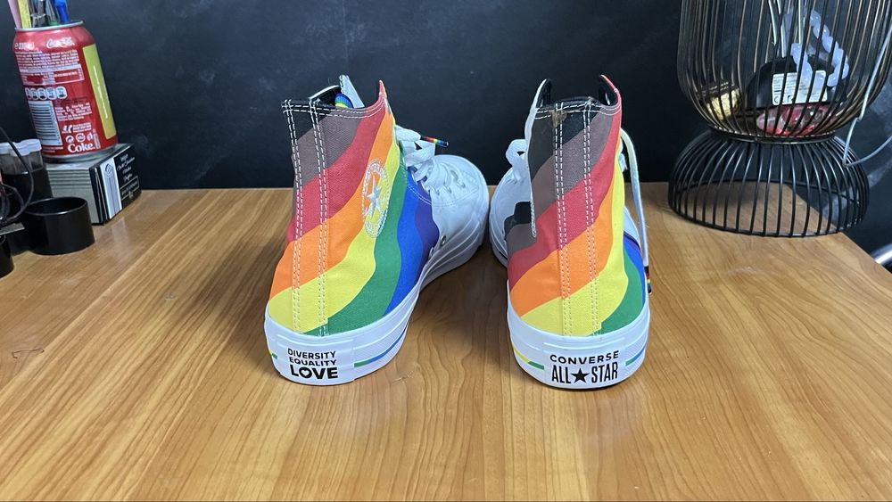 Converse, albe cu dungi