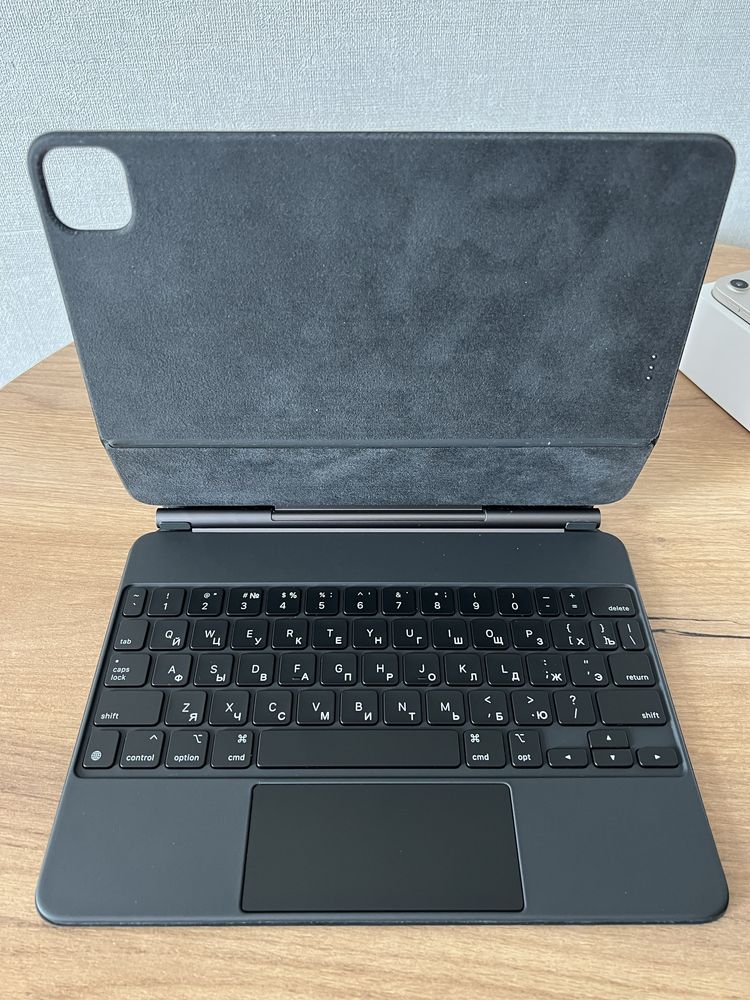 Продам iPad Air (5th Generation) Wi-Fi и iPad Magic Keyboard