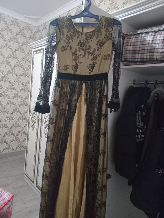 Продам 2 платье новое. Жёлтый размер 42-44 зелёный до 48 размер идет