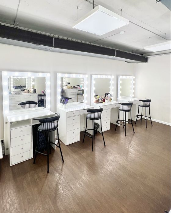 Продам визажные столы, кресло, визажные стулья