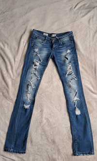 Продавам дамски дънки Armani Jeans размер 28.