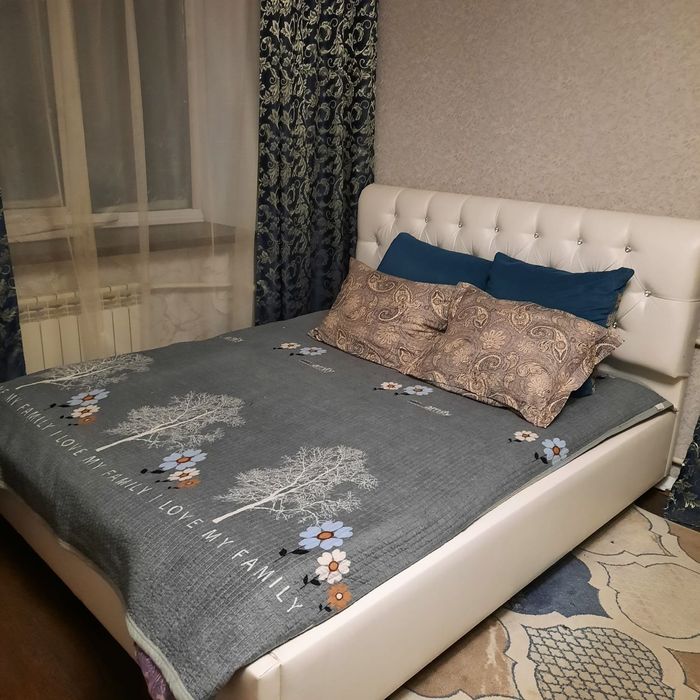 Дарю кровать с кожанным изголовьем