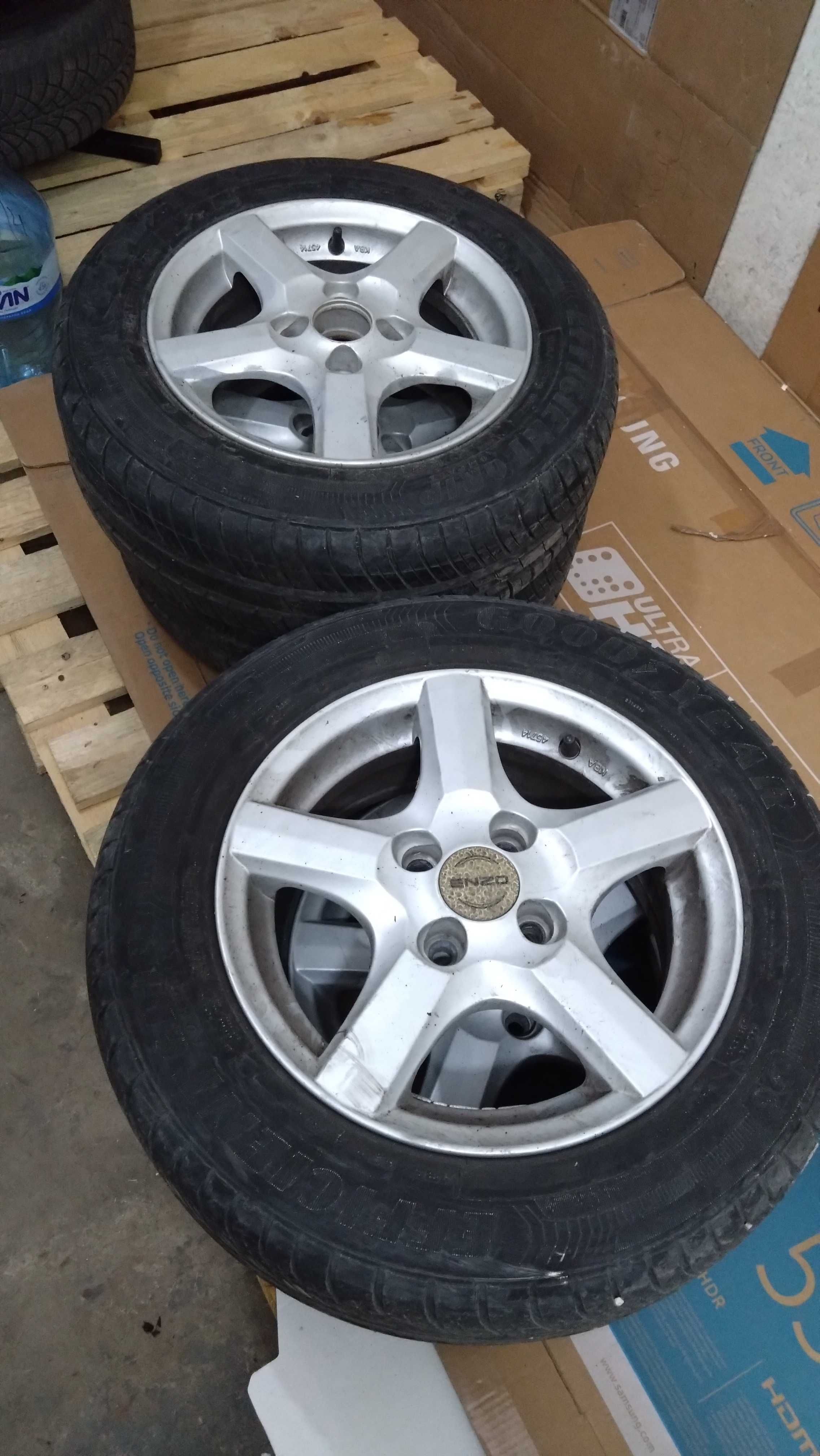 Комплект летни гуми Goodyear с алуминиеви джанти