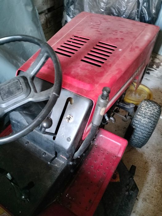 Tractor  de cosit iarba cu carlig