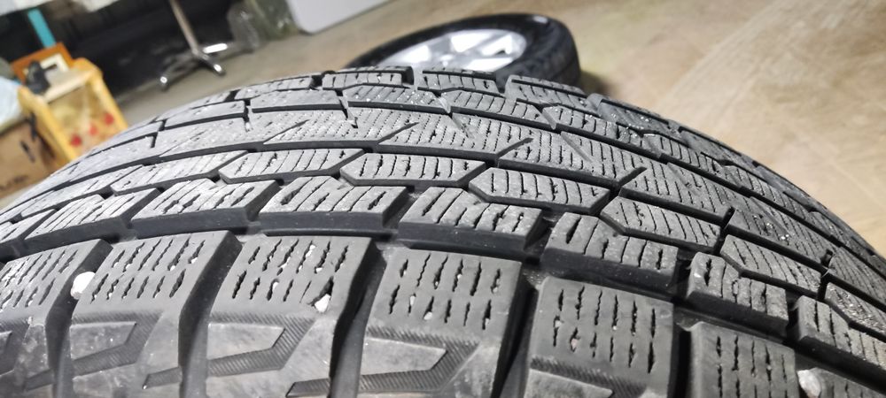 Продам комплект оригинальных дисков с резиной