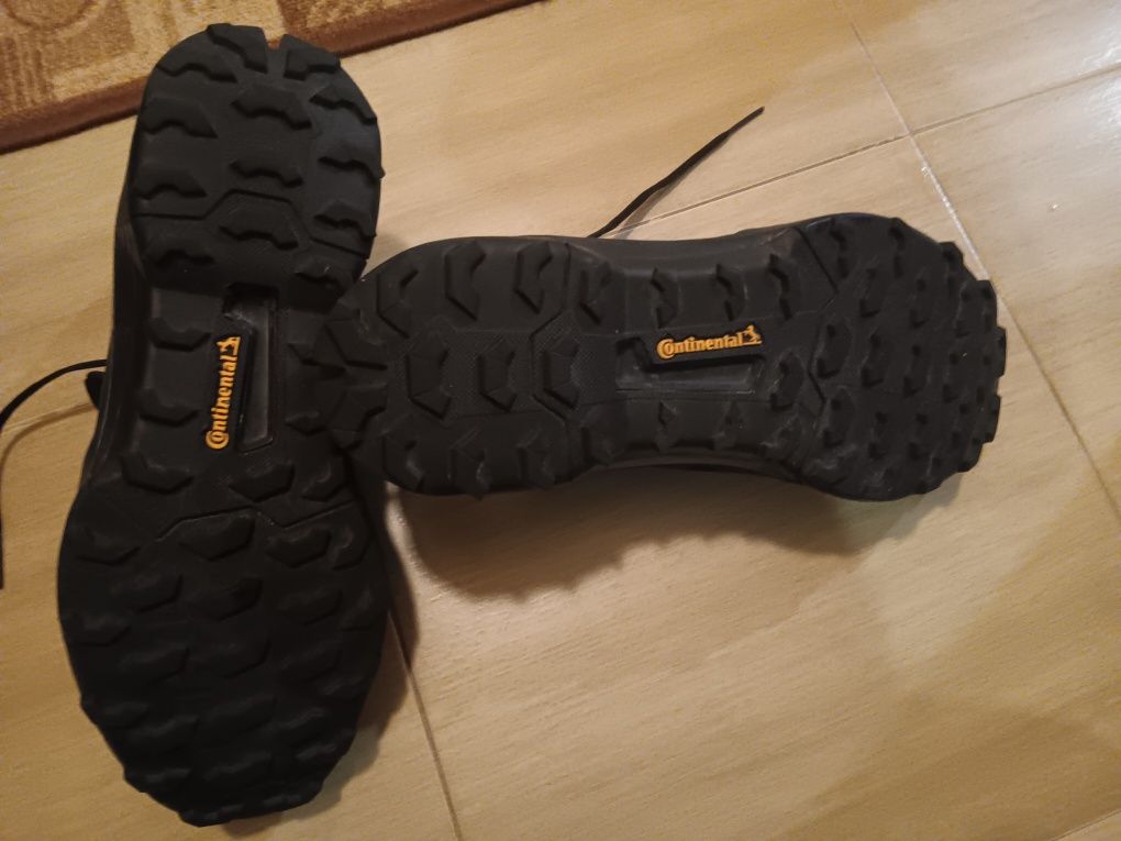 Продавам оригинални мъжки маратонки Adidas