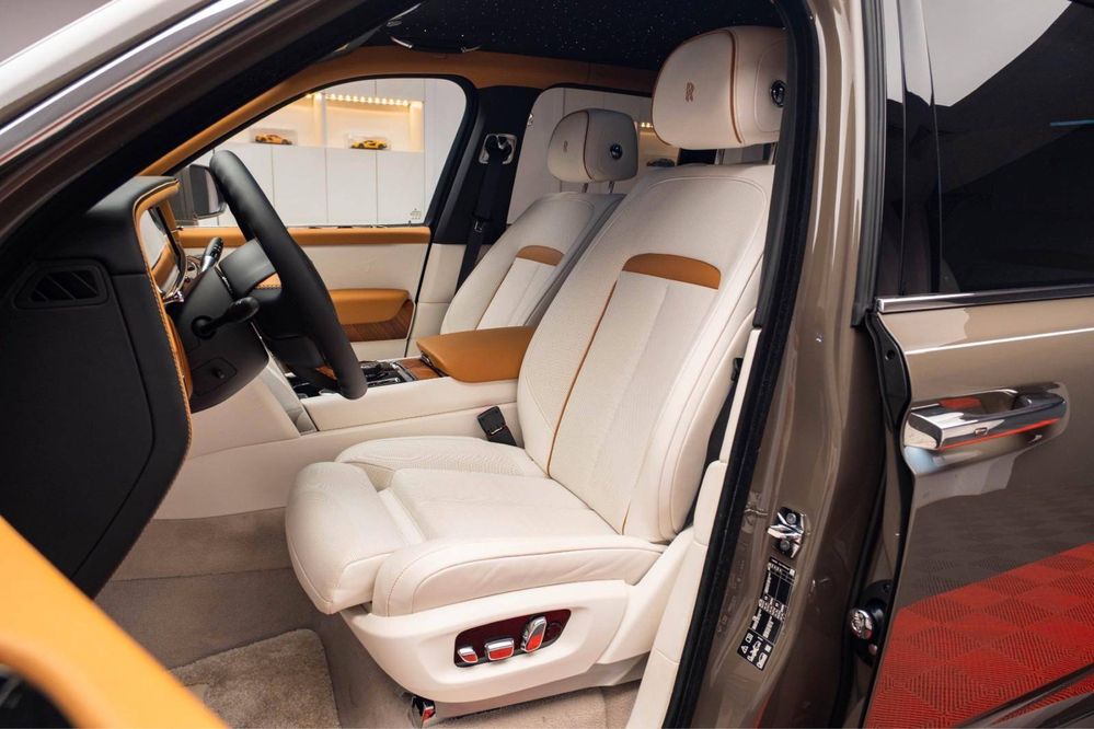 Rolls-Royce Cullinan Silver Badge