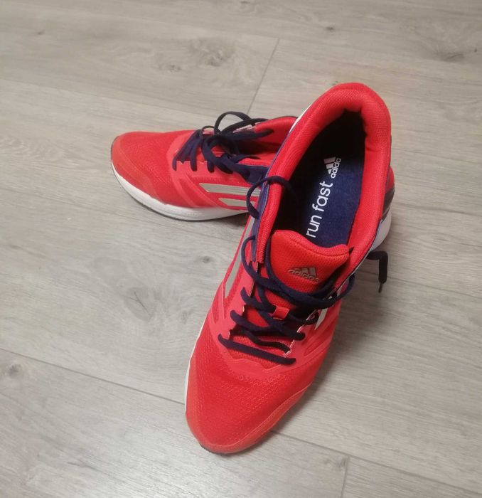 Pantofi noi de alergare de la companie Adidas