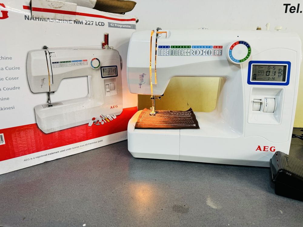 Masina de cusut AEG cu display si piese metalice interior