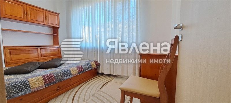 Обзаведен компактен 3-стаен апартамент  в панелен