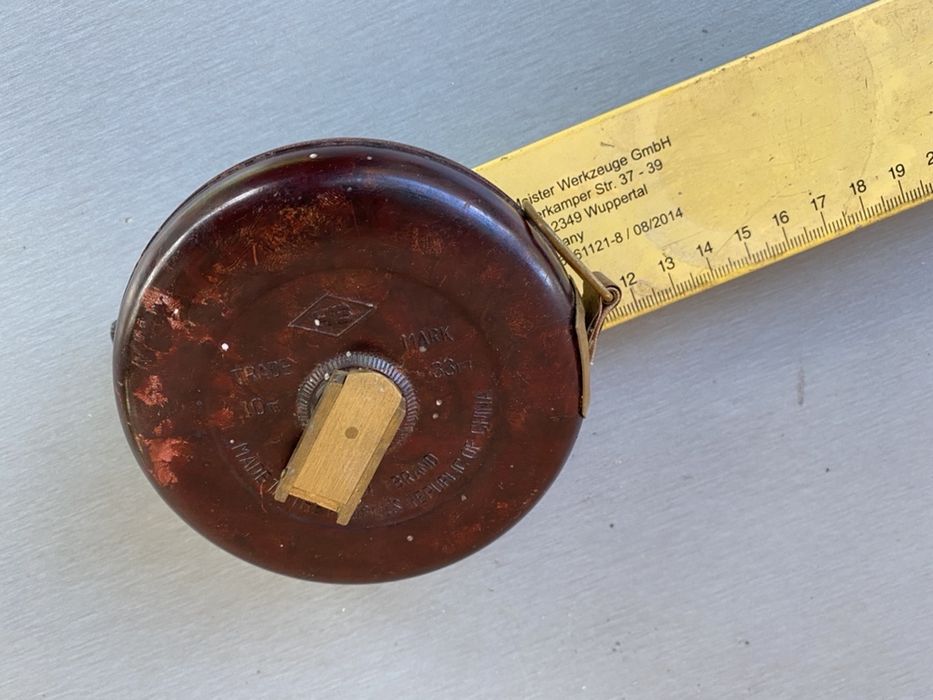 Много стара рулетка с бакелитова основа