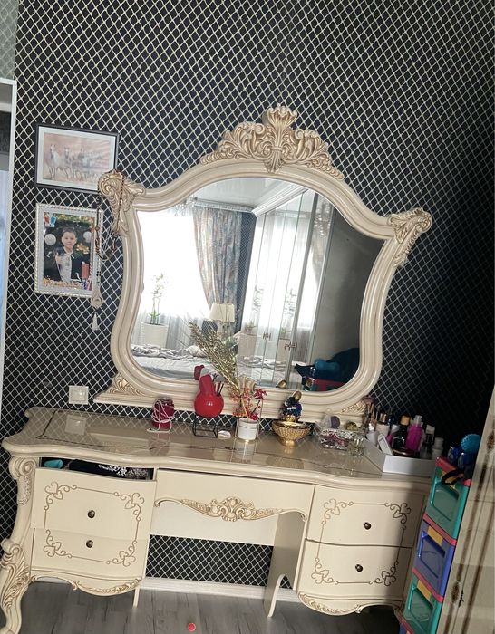 Продам комод с зеркалом