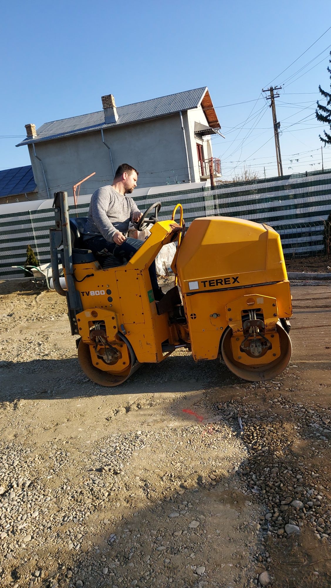 Excavatoare senilate de închiriat și compactor