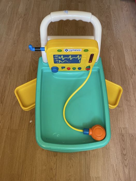 Carucior de jucarie pentru trusa medicala