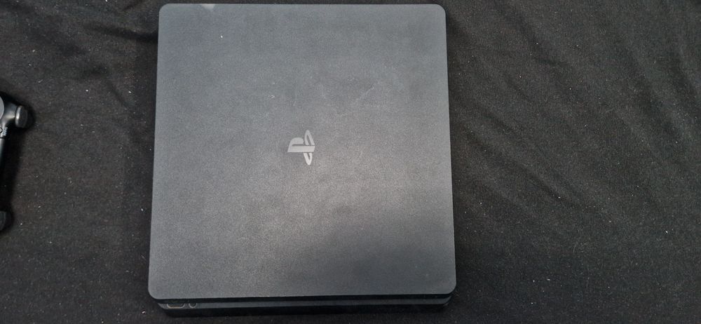 ps 4 slim condiție perfecta cu 9 jocuri incluse