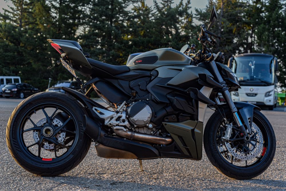 Ducati streetfighter v2 stormgreen  2023