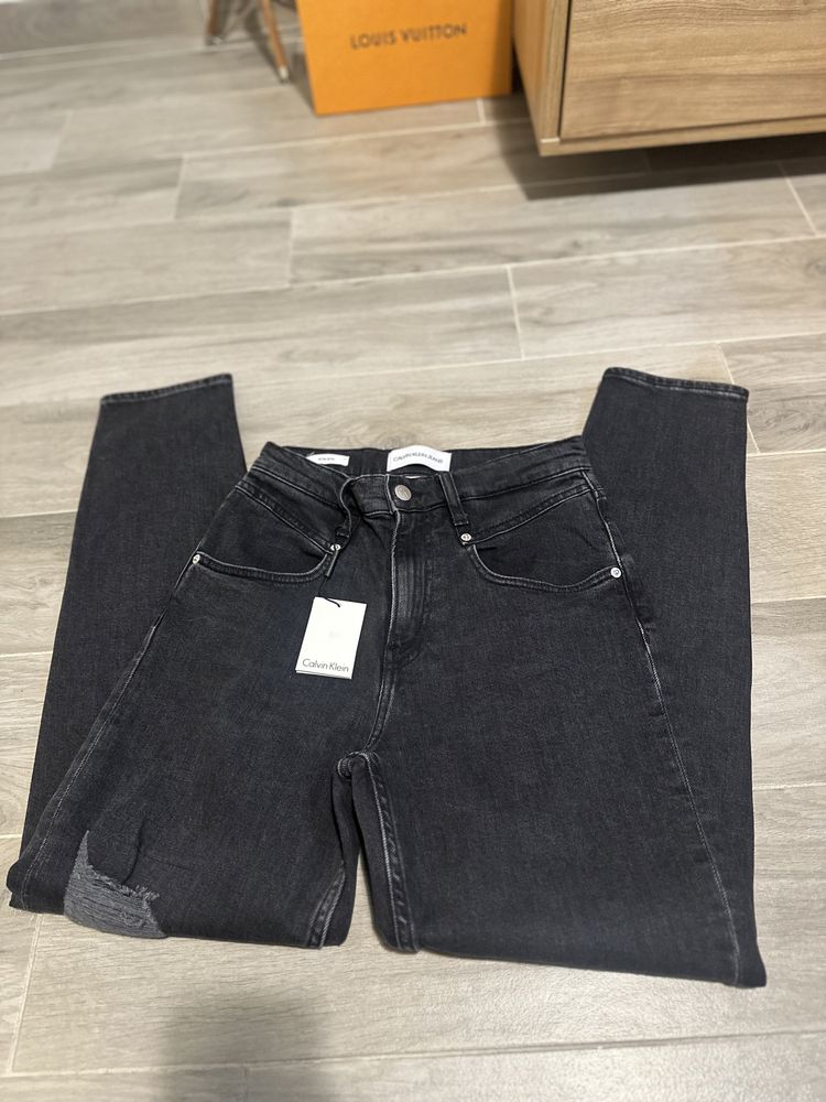 Calvin Klein blugi talie înaltă de 630 RON  la 360 lei