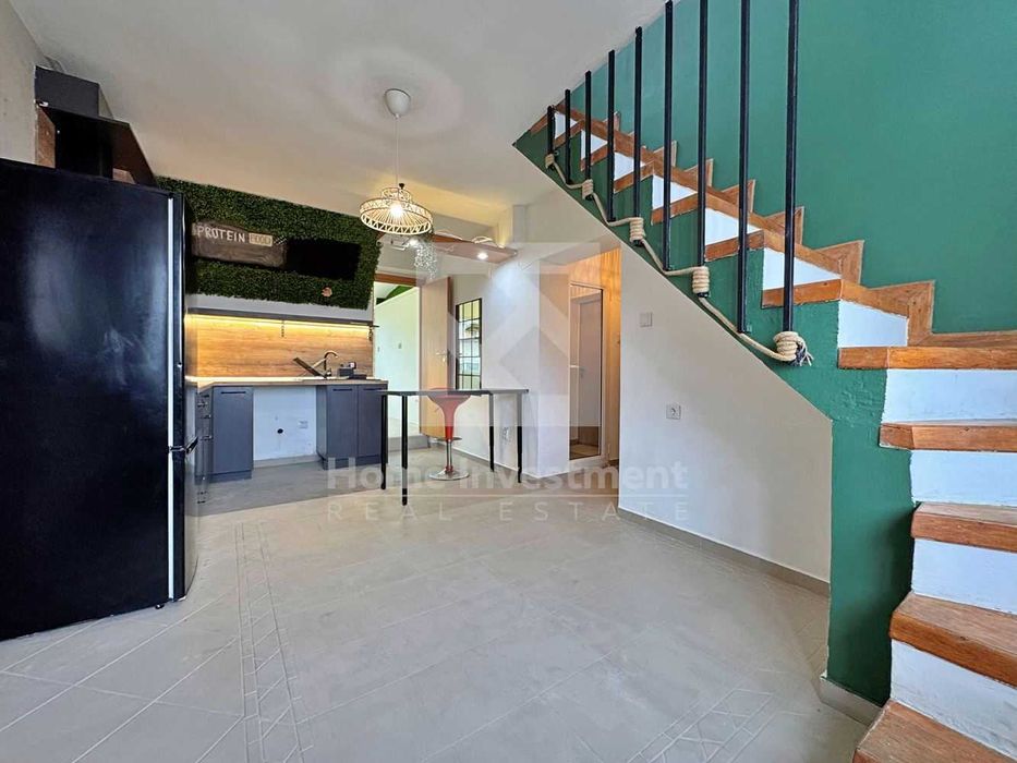 Тристаен апартамент на две нива в близост до Общината