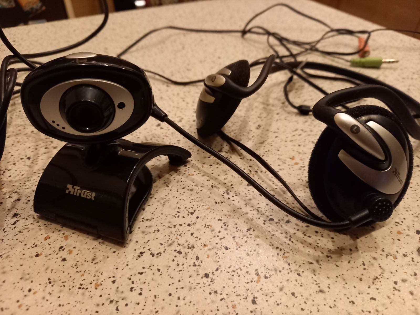 Камера за компютър със слушалки и микрофон