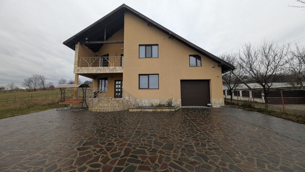 Vând Casă P+M ,teren ,garaj