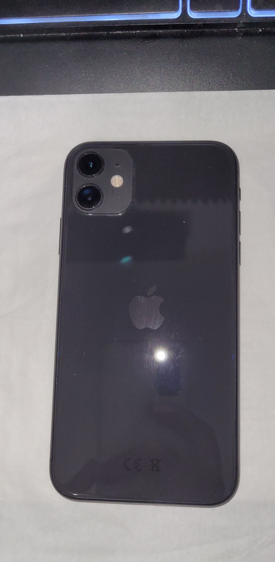 Продавам iphone 11 - 64 gb