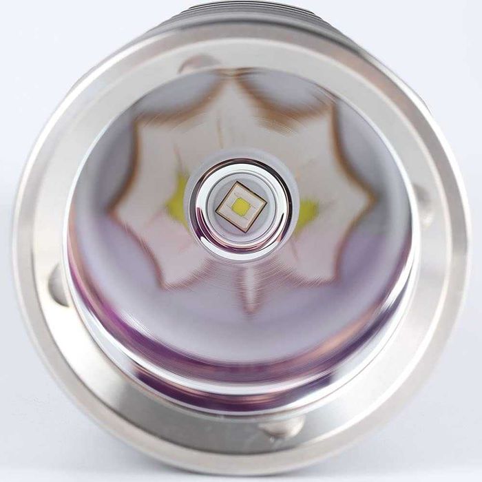 Convoy M21C cu Led SFT40 de 2000-Lumeni - 900m