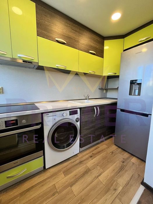 Дава се под наем Тристаен апартамент в Варна, Спортна зала - 80 кв.м за 714 € - Снимка #1