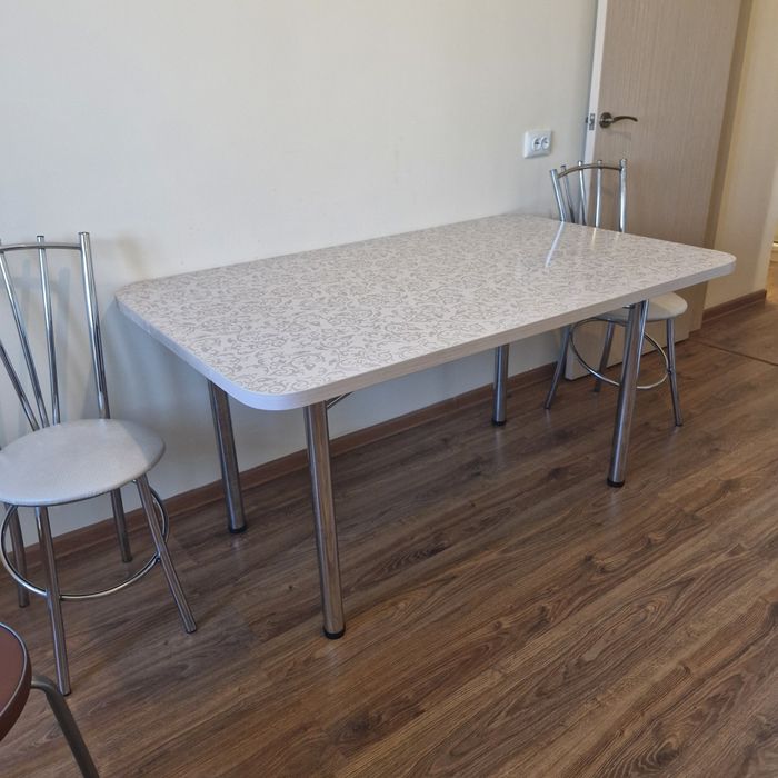 Продаётся обеденный стол