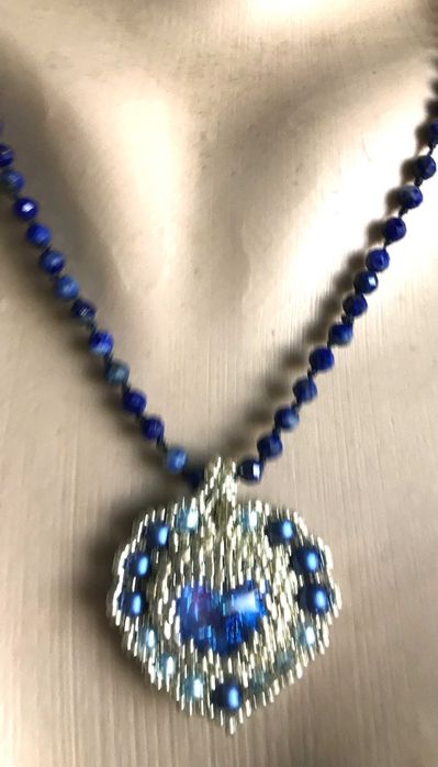 Colier handmade din lapis lazuli fatetate si pandant  cu rivoli
